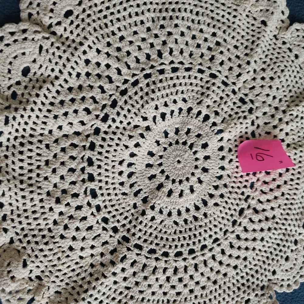 Lot of four vintage crochet beige doilies are made of cotton, 12
